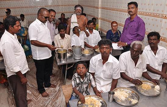 சிதம்பரத்தில் அன்னதானம்: கடலூர் மாவட்ட உணவு பாதுகாப்பு அதிகாரி ஆய்வு